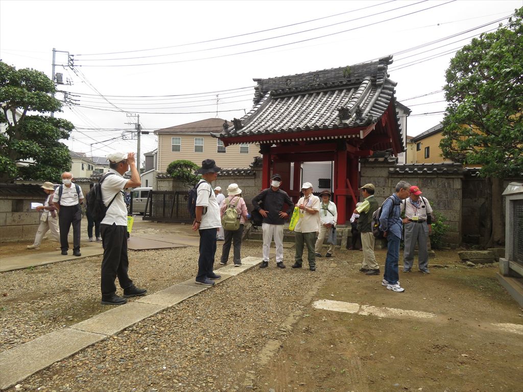 東福寺境内。バックは赤門。