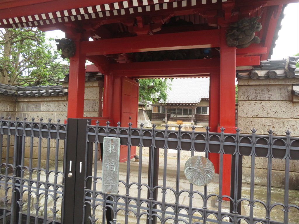 東福寺赤門。真言宗豊山派で薬師如来を祀る。1400年末ごろ創建と伝わる。